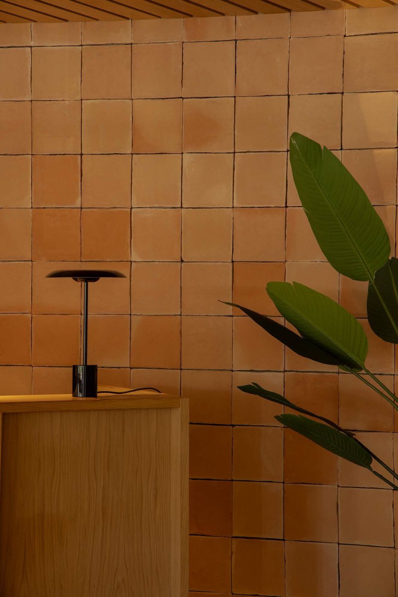 Hoshi 40cm Svart bordlampe Fra Faro Barcelona - Hoshi er en designerlampe med en slank silhuett, stabil base og integrert LED (12 W, 2700 K) som gir et varmt og behagelig lys.