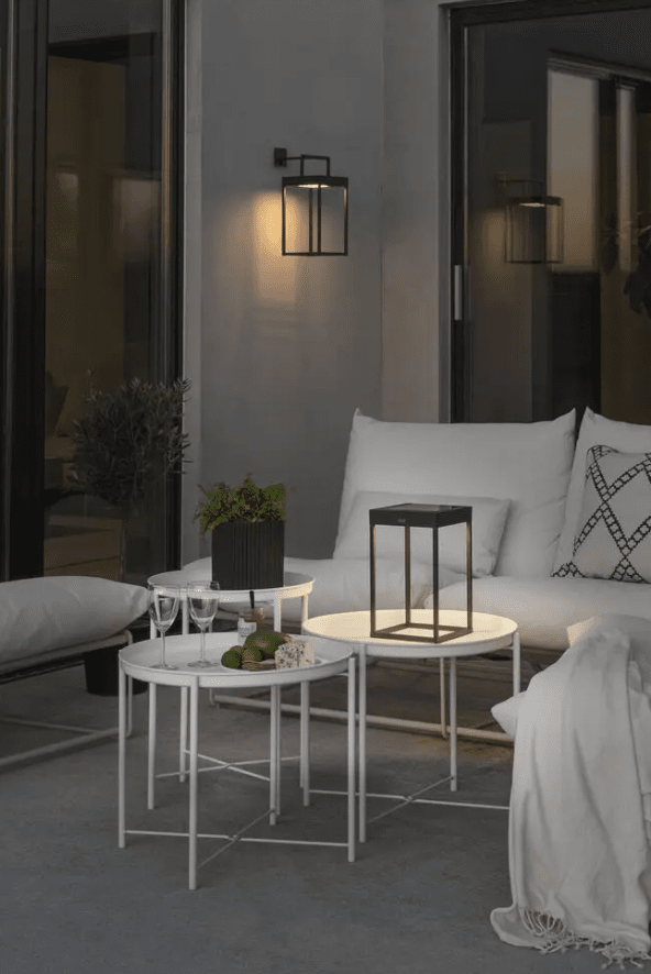 Portofino 30cm Svart solcellelampe Fra Konstsmide - Lampen lades med solcellepanelet på 20h eller med den medfølgende USB-C-kabelen på 6h.