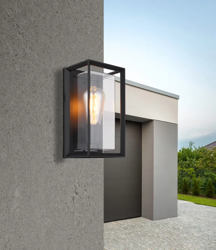 Logana Svart utendørslampe Fra Globo Lighting - Med sin rektangul&auml;ra design och transparenta sk&auml;rm sprider den ett klart och stilrent ljus, perfekt f&ouml;r allt fr&aring;n tr&auml;dg&aring;rdar till uppfarter.