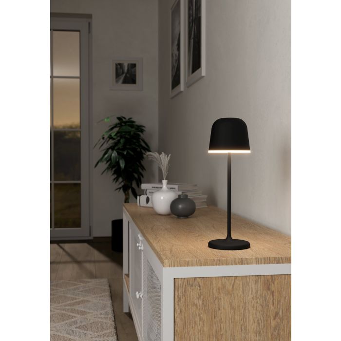 Mannera 34cm Svart bærbar Fra Eglo - Den lades enkelt med den medfølgende USB-kabelen, noe som gjør den enkel å ta med hvor som helst – uansett om du er på terrassen, i hagen eller på piknik.