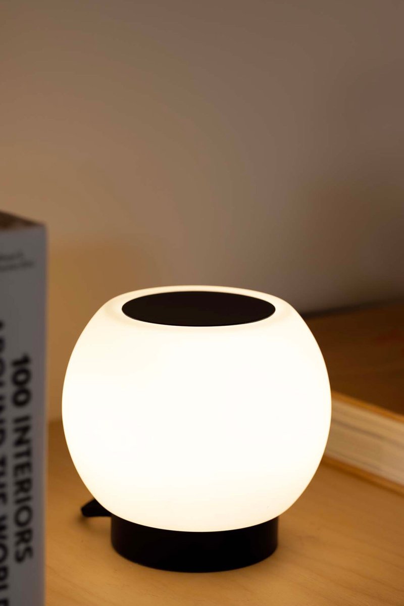 Moy 13cm Svart bordlampe Fra Faro Barcelona - Moy er en stilig, rund bordlampe i svart st&aring;l og hvitt glass som gir et jevnt og behagelig lys &ndash; perfekt for b&aring;de hjem og offentlige milj&oslash;er.