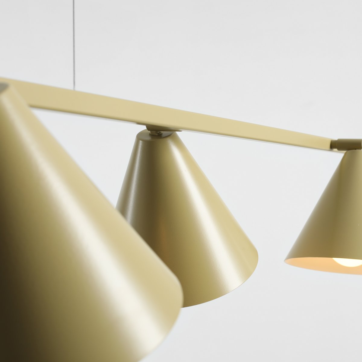 Form 120cm Pistasjnøtter Taklampe Fra Artera - Form er en moderne pendellampe i metall med et stilig og lekent design.