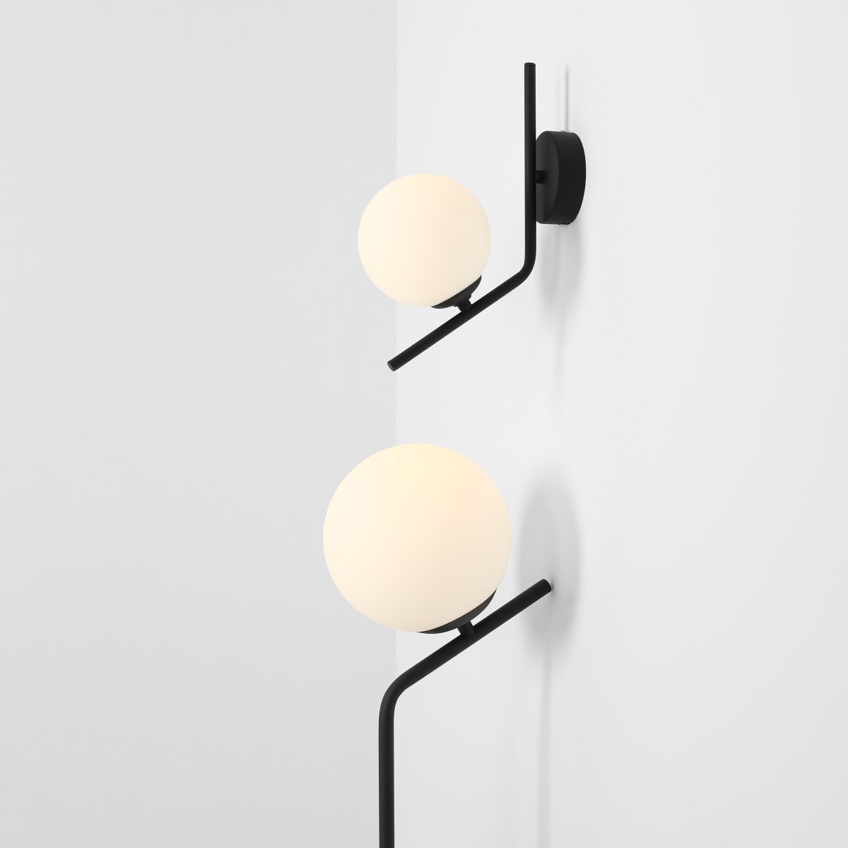Gallia Ø14 Svart vegglampe Fra Artera - Dens unike form og enkle fargepalett gj&oslash;r at den lett smelter inn i slitte moderne og klassiske interi&oslash;rer, og setter et diskret, men stilig preg p&aring; enhver vegg.