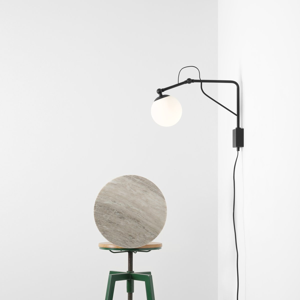 Soho 50cm Svart vegglampe Fra Artera - Lampen har en stilig matt svart metallramme og en opal globus som sprer et mykt, varmt lys, og skaper en innbydende atmosfære i alle rom.