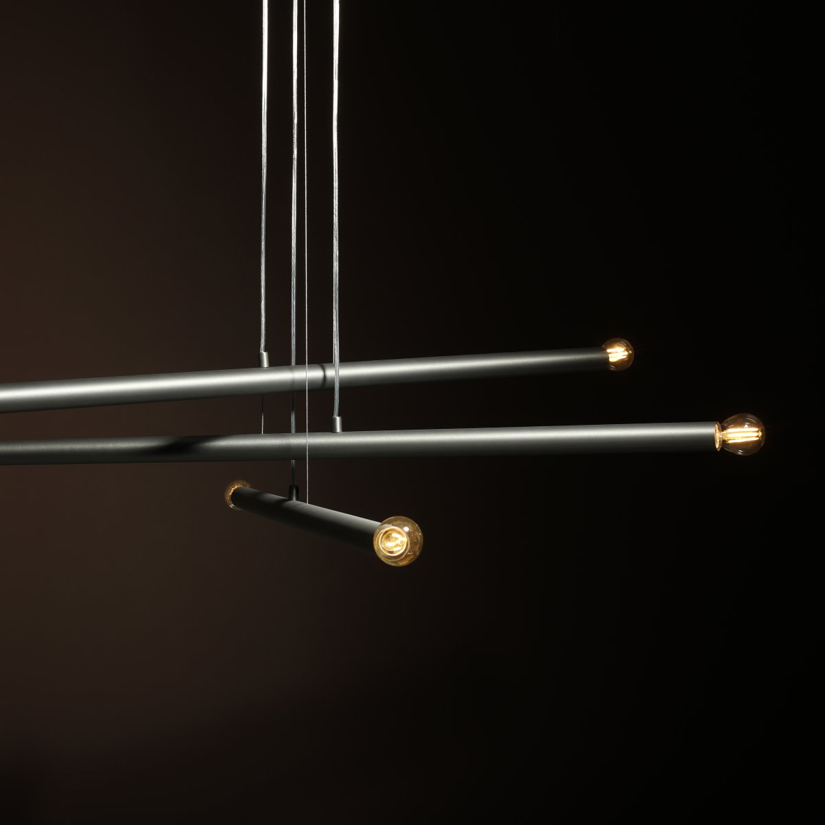 Tubo 6 100cm Stål Taklampe Fra Artera - Lampen best&aring;r av tre smale metallr&oslash;r i en elegant st&aring;lfinish, plassert i forskjellige h&oslash;yder og vinkler som skaper et spennende og luftig uttrykk.