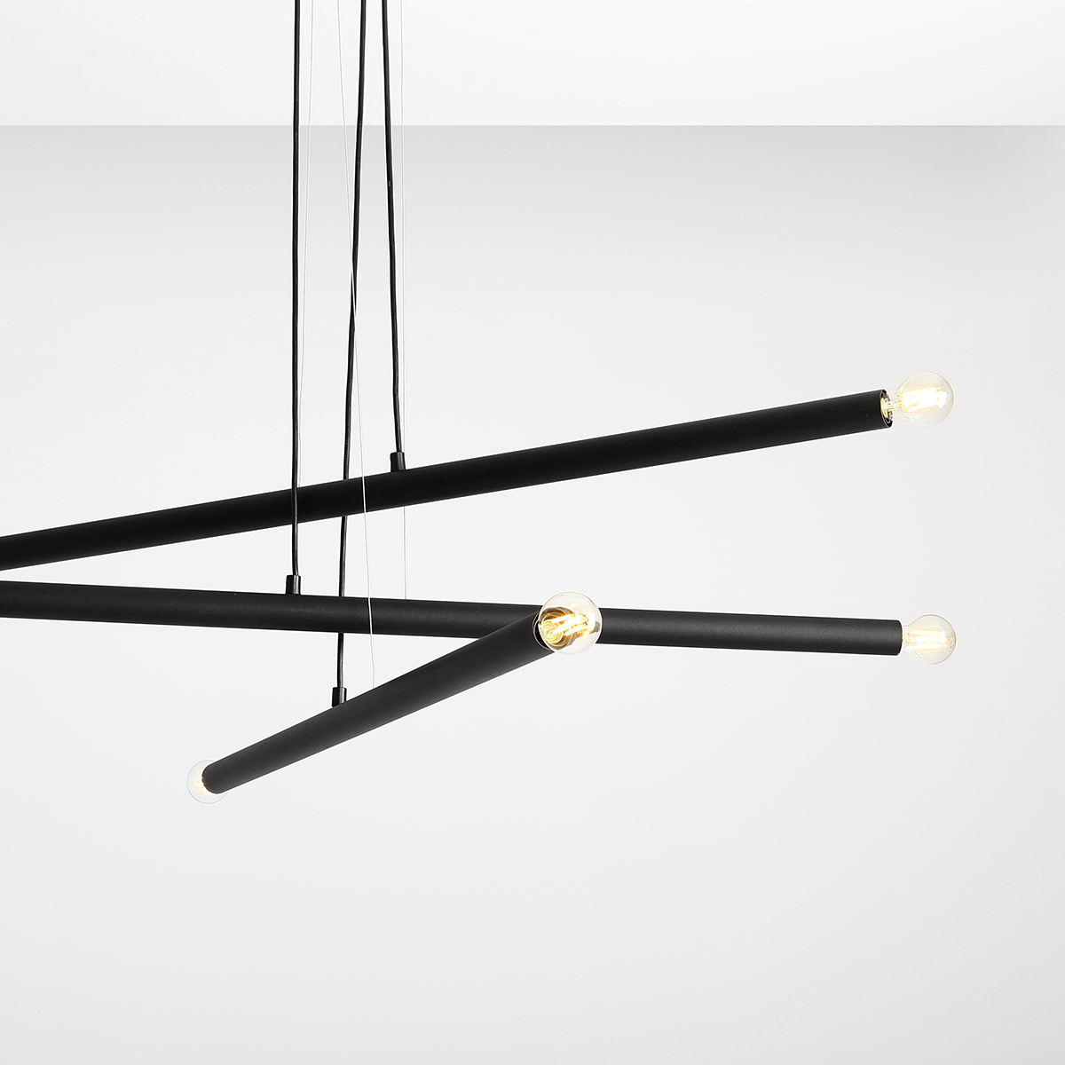 Tubo 6 100cm Svart Taklampe Fra Artera - Lampen består av tre smale metallrør i en stilig sort finish, plassert i forskjellige høyder og vinkler som skaper et spennende og luftig uttrykk.
