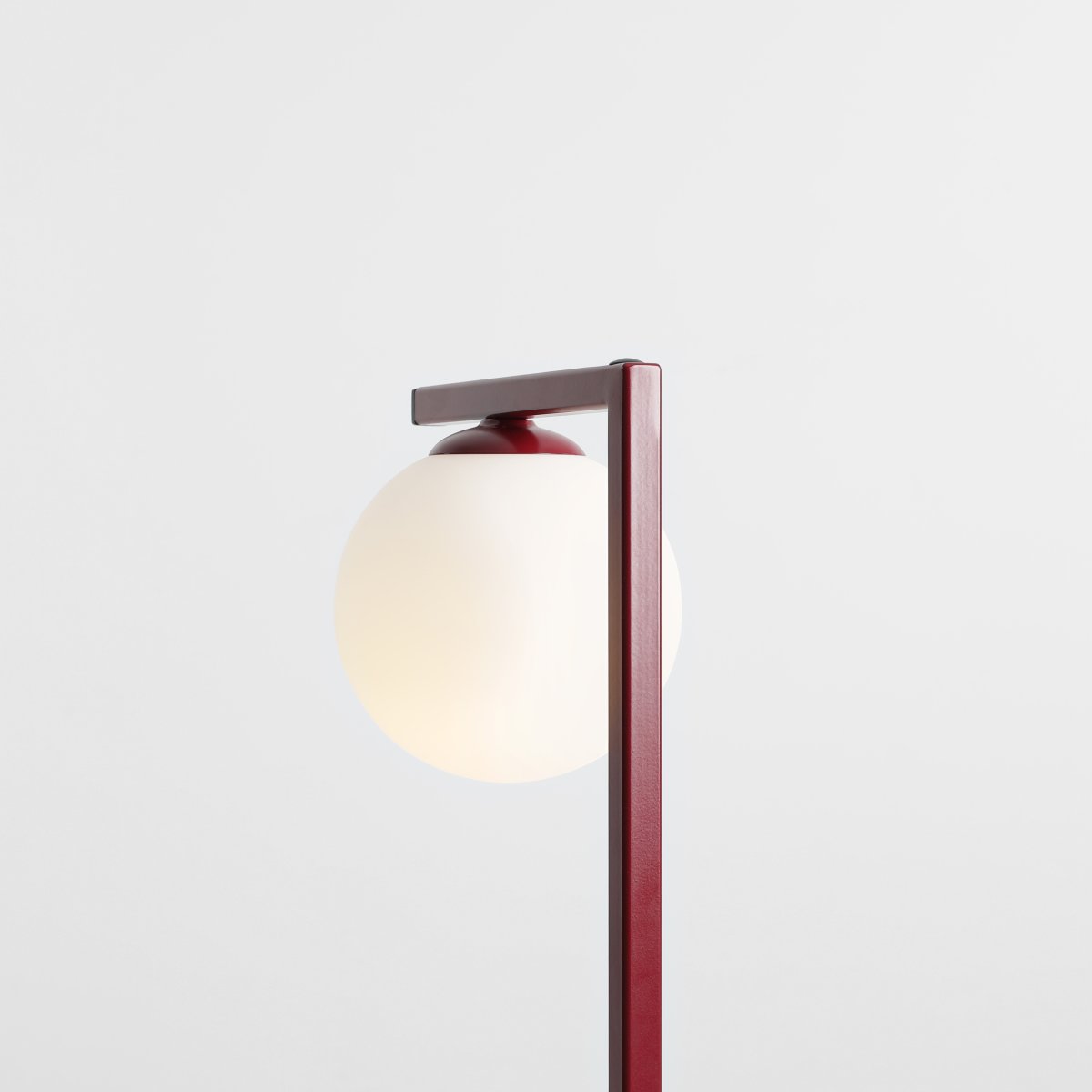 Zac 50cm Burgund bordlampe Fra Artera - Zac bordlampe i burgunder metall og hvitt glass har et moderne og minimalistisk design som kombinerer eleganse med funksjonalitet.
