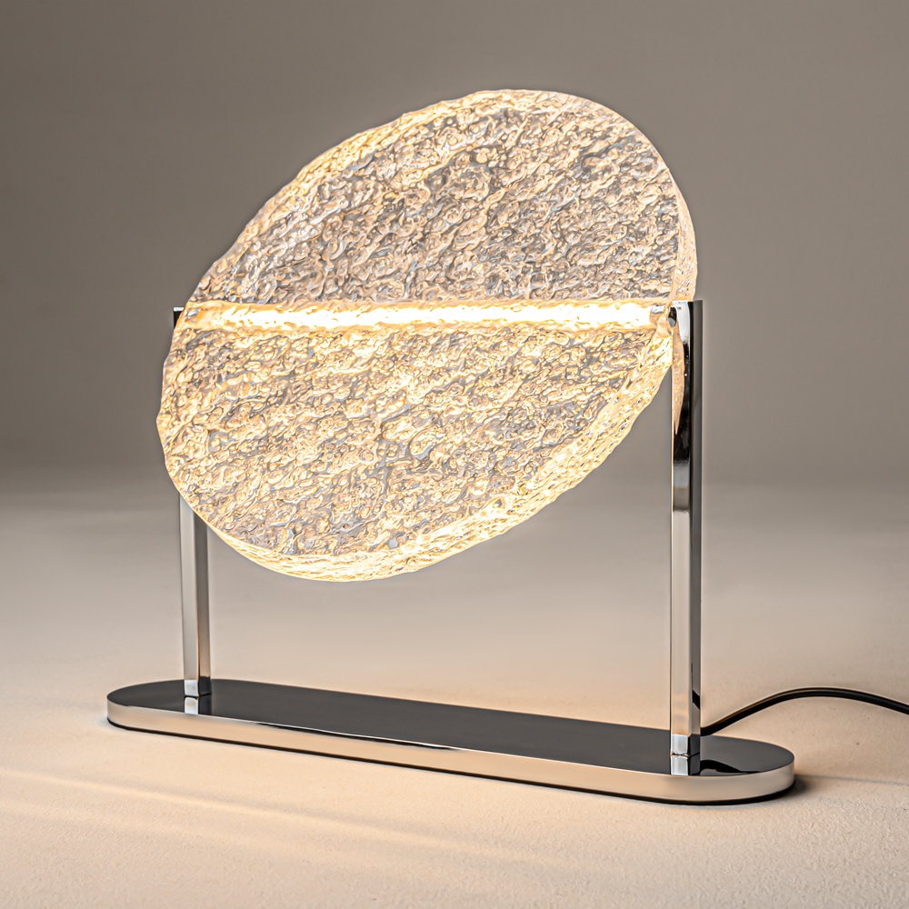 Mangata 30cm Gjennomsiktig bordlampe Fra Maytoni - Lampen er utstyrt med en dimmer p&aring; ledningen, slik at du enkelt kan justere lysstyrken - fra stemningsfull belysning til funksjonell arbeidslampe.