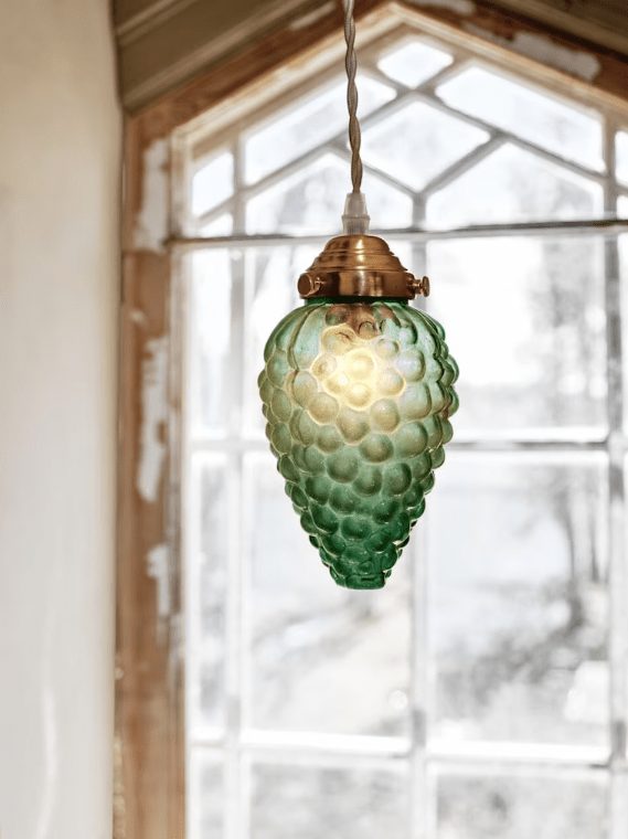 Druva Ø10 Grønn vinduslampe Fra Strömshaga - Med sin fine kombinasjon av grønt glass og formet som en drueklase og messinglampeskjerm, skaper Grape-taklampen en innbydende og sofistikert atmosfære.