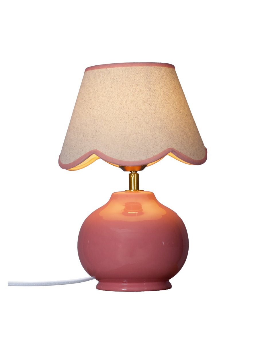Nell 34cm Rosa bordlampe Fra PR Home - Den sf&aelig;riske lampefoten i blank, rosa er kombinert med en beige tekstilskjerm som gir et mykt og harmonisk uttrykk, perfekt for b&aring;de soverom og stuer.