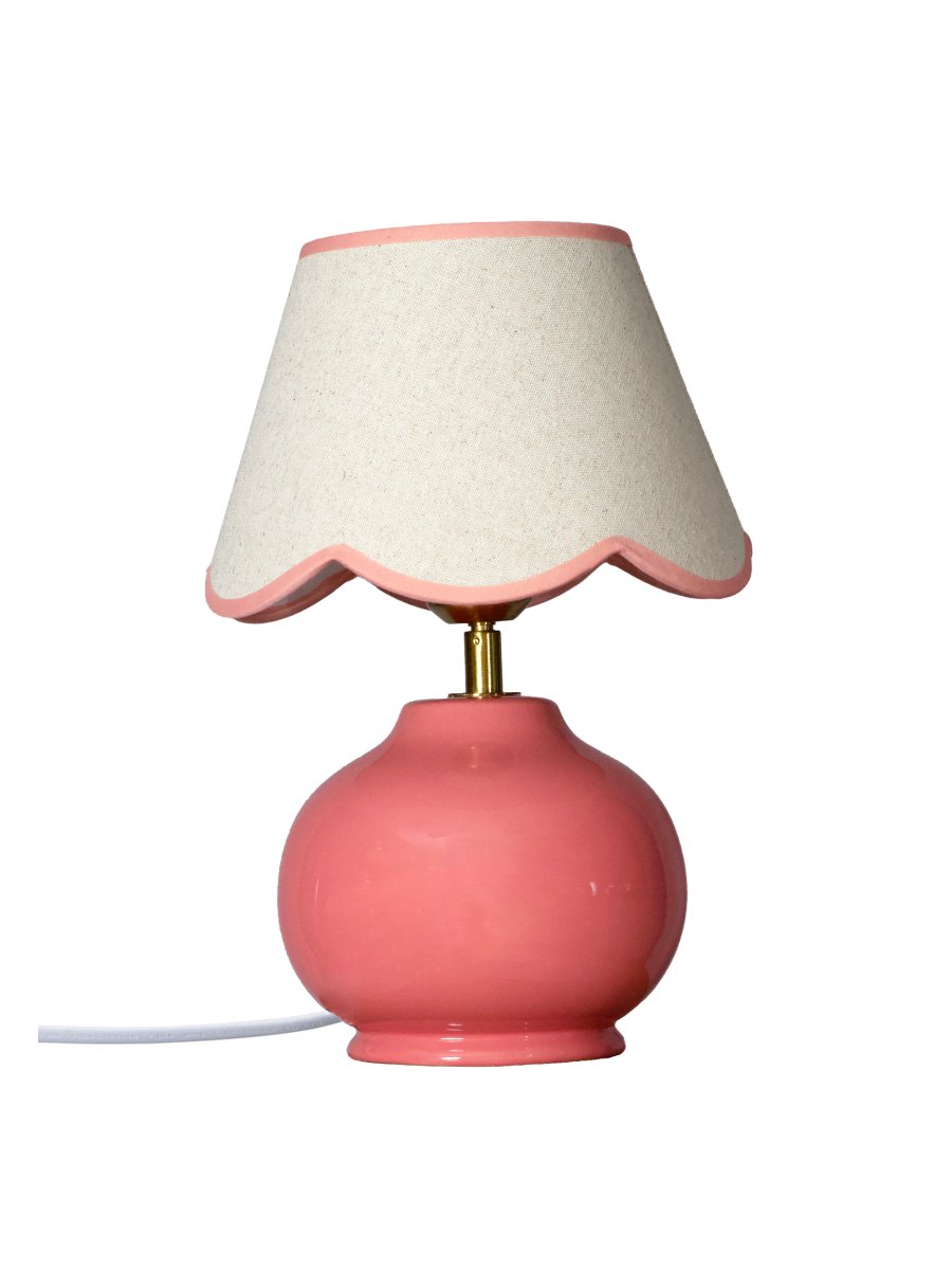 Nell 34cm Rosa bordlampe Fra PR Home - Den sf&aelig;riske lampefoten i blank, rosa er kombinert med en beige tekstilskjerm som gir et mykt og harmonisk uttrykk, perfekt for b&aring;de soverom og stuer.