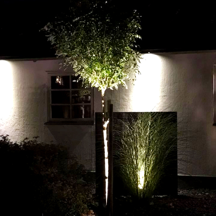 Luminus Svart Fra Lightson - Et fleksibelt og rimelig 12-voltssystem for hagen din, som du enkelt installerer selv og senere kan bygge p&aring;, opptil 50 meter, hvis du vil.