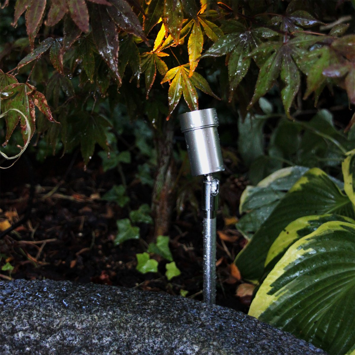 Optica Sølv Fra Lightson - Optica er en ganske liten lampe som passer til mindre trær og busker eller når du ønsker å belyse enkeltobjekter, som f.