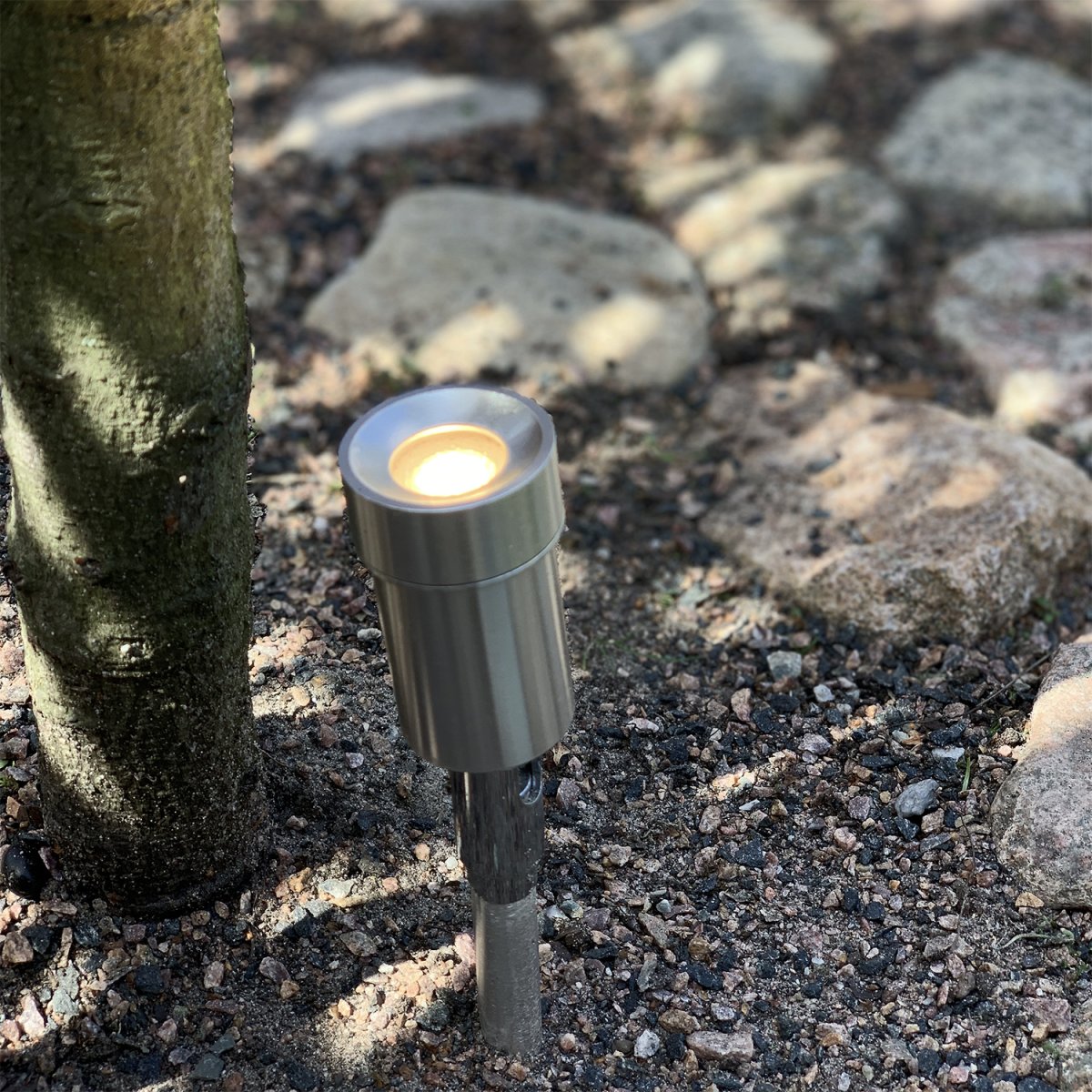 Optica Sølv Fra Lightson - Optica er en ganske liten lampe som passer til mindre trær og busker eller når du ønsker å belyse enkeltobjekter, som f.