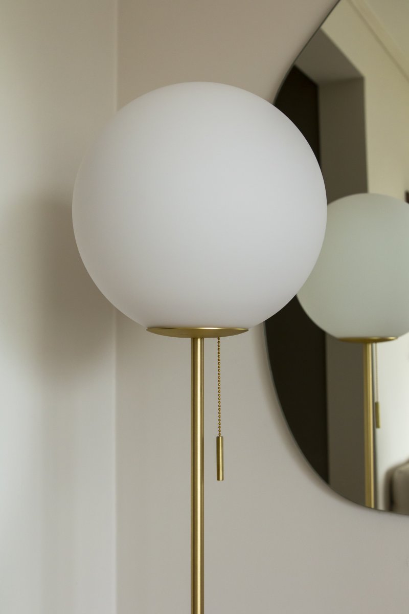 Torrano Beige travertin gulvlampe Fra Globen Lighting - Det kan være fargevariasjoner i lampebasen da den er laget av stein, som er et naturlig materiale, hver lampe er unik.