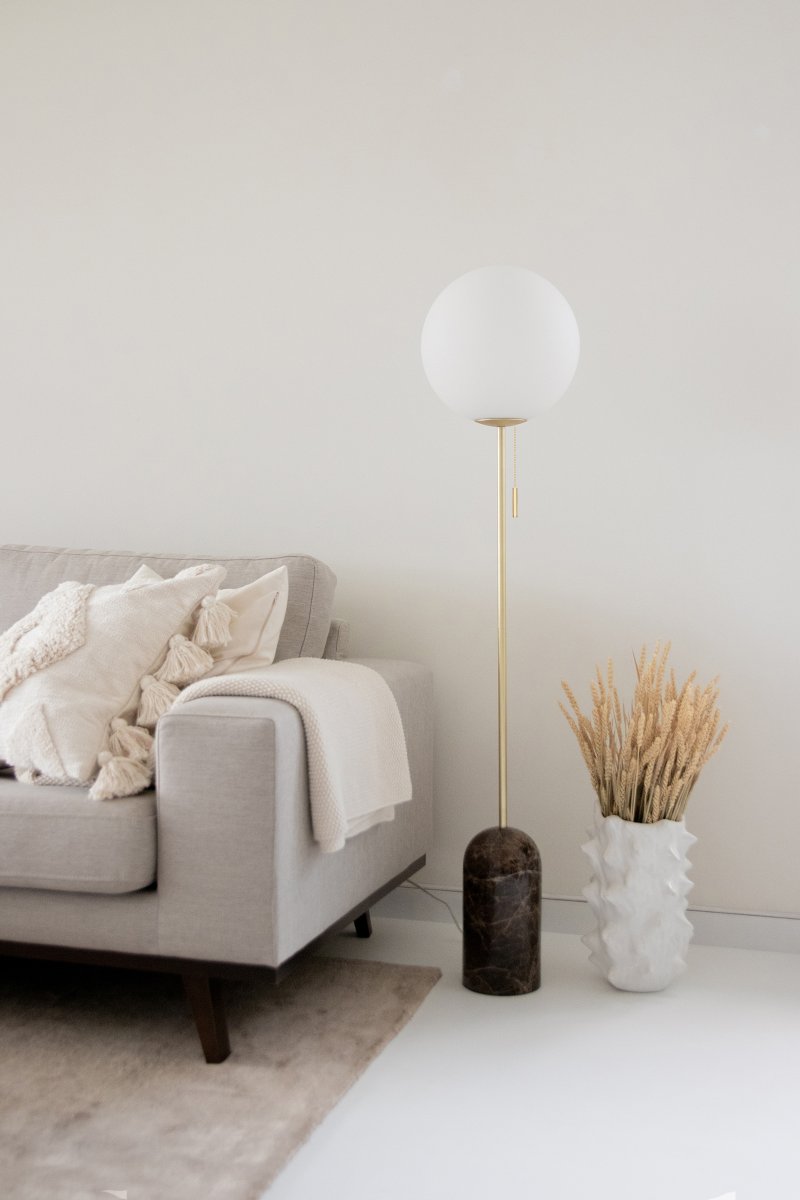 Torrano Brun marmor gulvlampe Fra Globen Lighting - Det kan være fargevariasjoner i lampebasen da den er laget av stein, som er et naturlig materiale, hver lampe er unik.