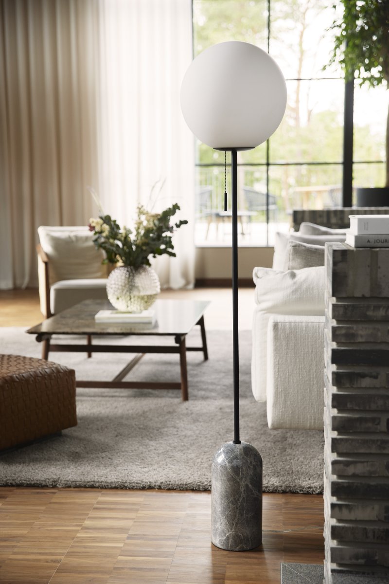 Torrano Grå marmor gulvlampe Fra Globen Lighting - Det kan være fargevariasjoner i lampebasen da den er laget av stein, som er et naturlig materiale, hver lampe er unik.