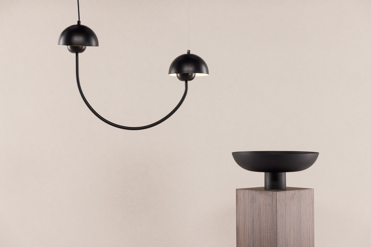 Lyckorna 55cm Svart Taklampe Fra Venture Design - Denne lampen er perfekt for de som &oslash;nsker en dekorativ, men samtidig stilig lampe med et mykt design som passer inn i de fleste rom og interi&oslash;rstiler.