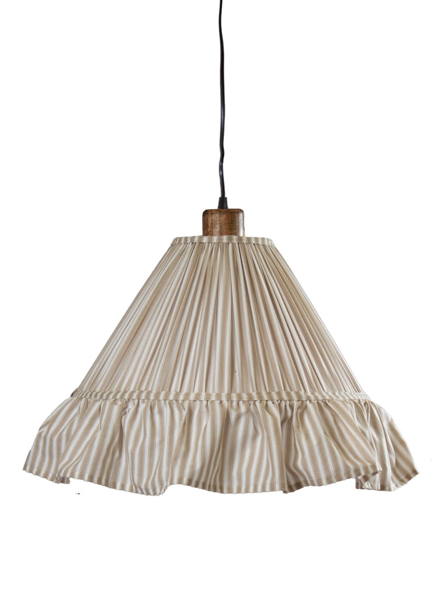 Estrid Ø40 Beige Taklampe Fra PR Home - Lampeskjermen er trukket med stripete tekstil og har en lett konisk form som avsluttes med en sjener&oslash;s volang nederst.