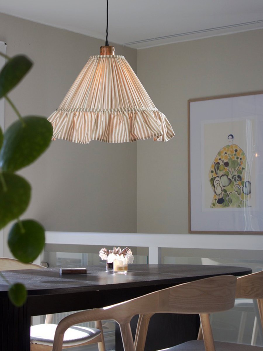 Estrid Ø40 Beige Taklampe Fra PR Home - Lampeskjermen er trukket med stripete tekstil og har en lett konisk form som avsluttes med en sjener&oslash;s volang nederst.