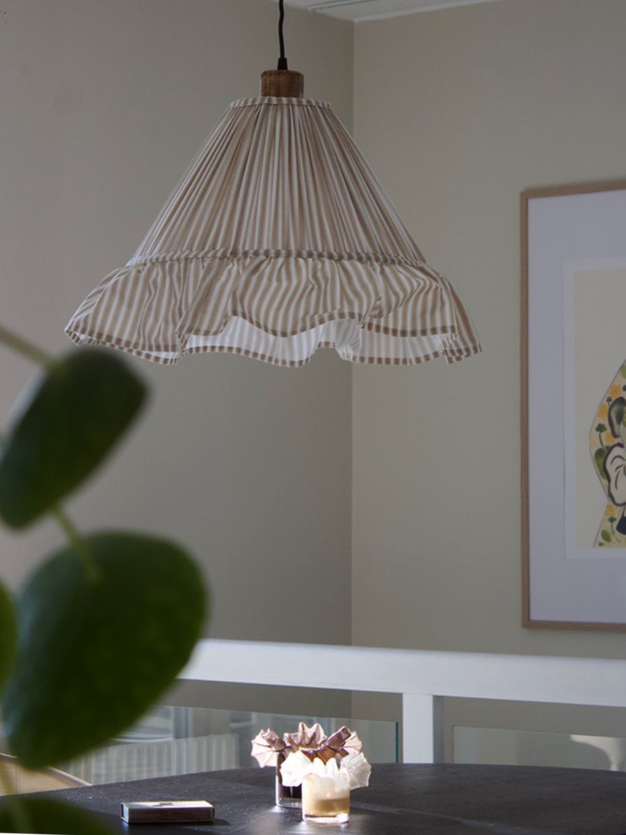 Estrid Ø40 Beige Taklampe Fra PR Home - Lampeskjermen er trukket med stripete tekstil og har en lett konisk form som avsluttes med en sjener&oslash;s volang nederst.