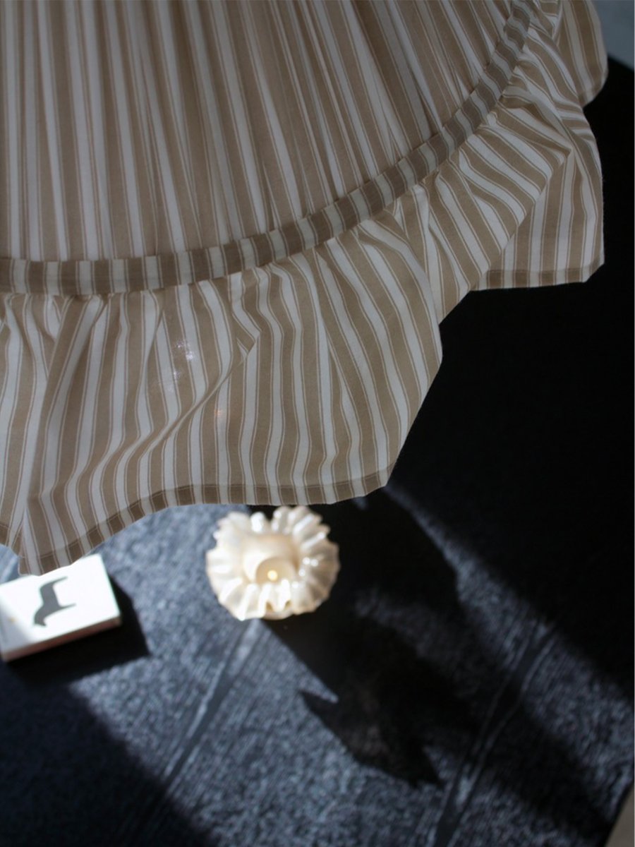 Estrid Ø40 Beige Taklampe Fra PR Home - Lampeskjermen er trukket med stripete tekstil og har en lett konisk form som avsluttes med en sjener&oslash;s volang nederst.