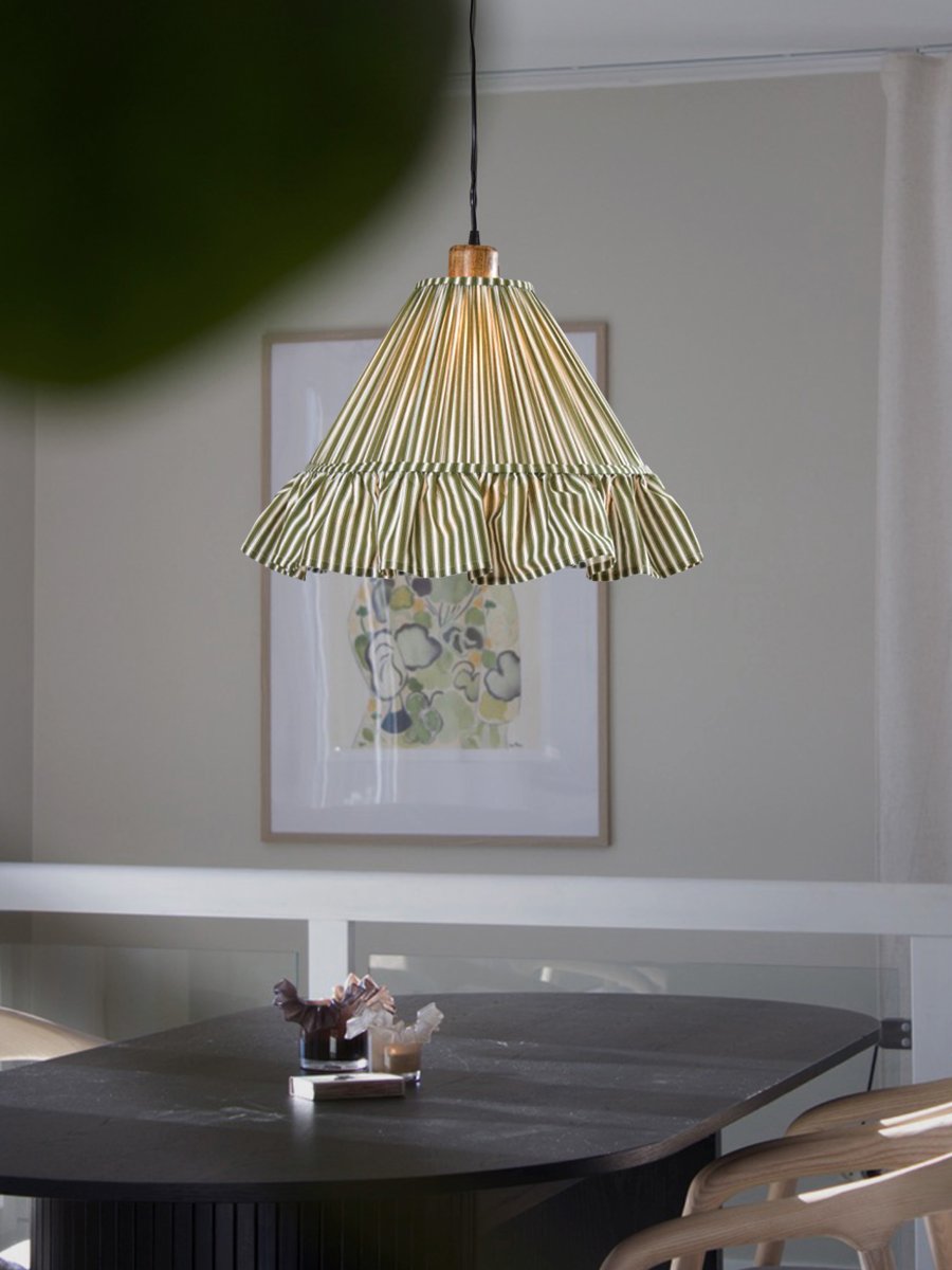 Estrid Ø40 Grønn Taklampe Fra PR Home - Lampeskjermen er trukket med stripete tekstil og har en lett konisk form som avsluttes med en sjenerøs volang nederst.