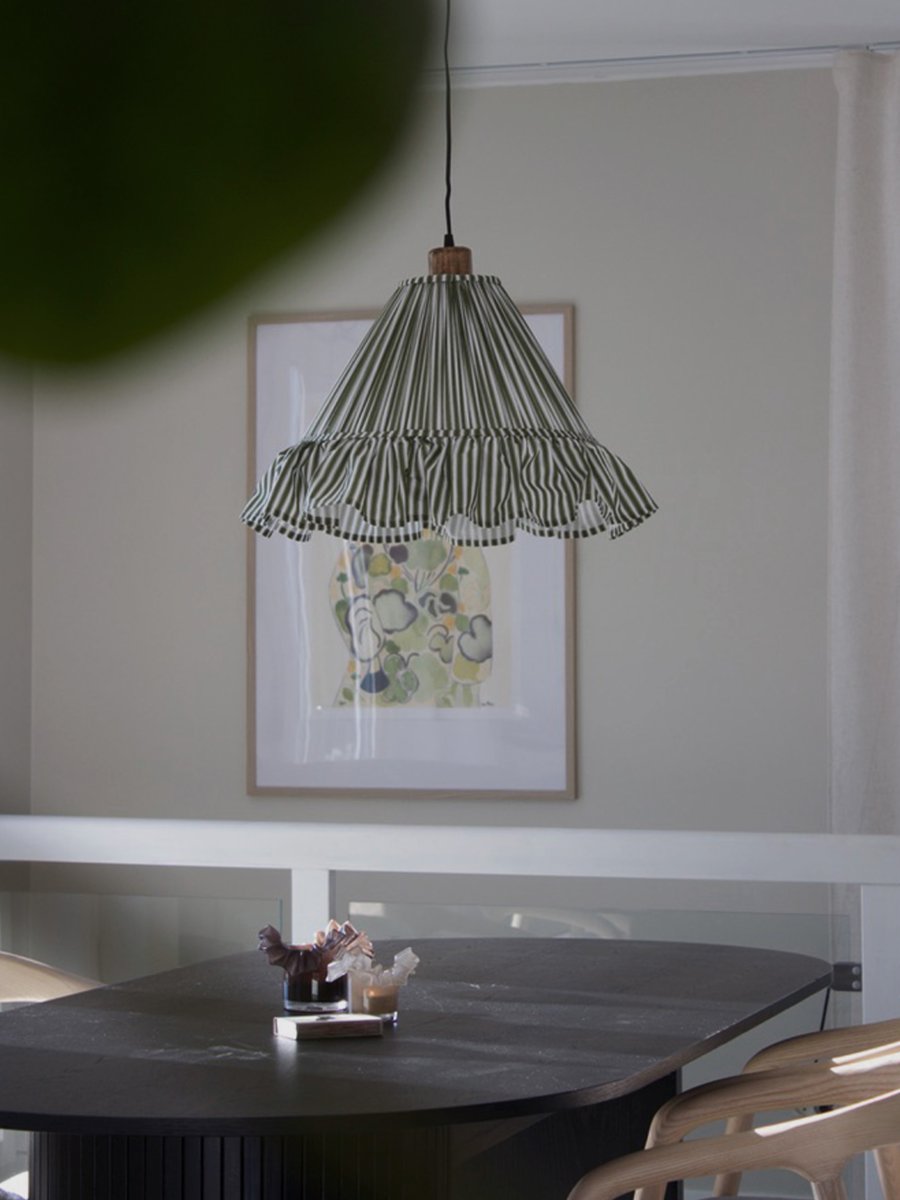 Estrid Ø40 Grønn Taklampe Fra PR Home - Lampeskjermen er trukket med stripete tekstil og har en lett konisk form som avsluttes med en sjenerøs volang nederst.
