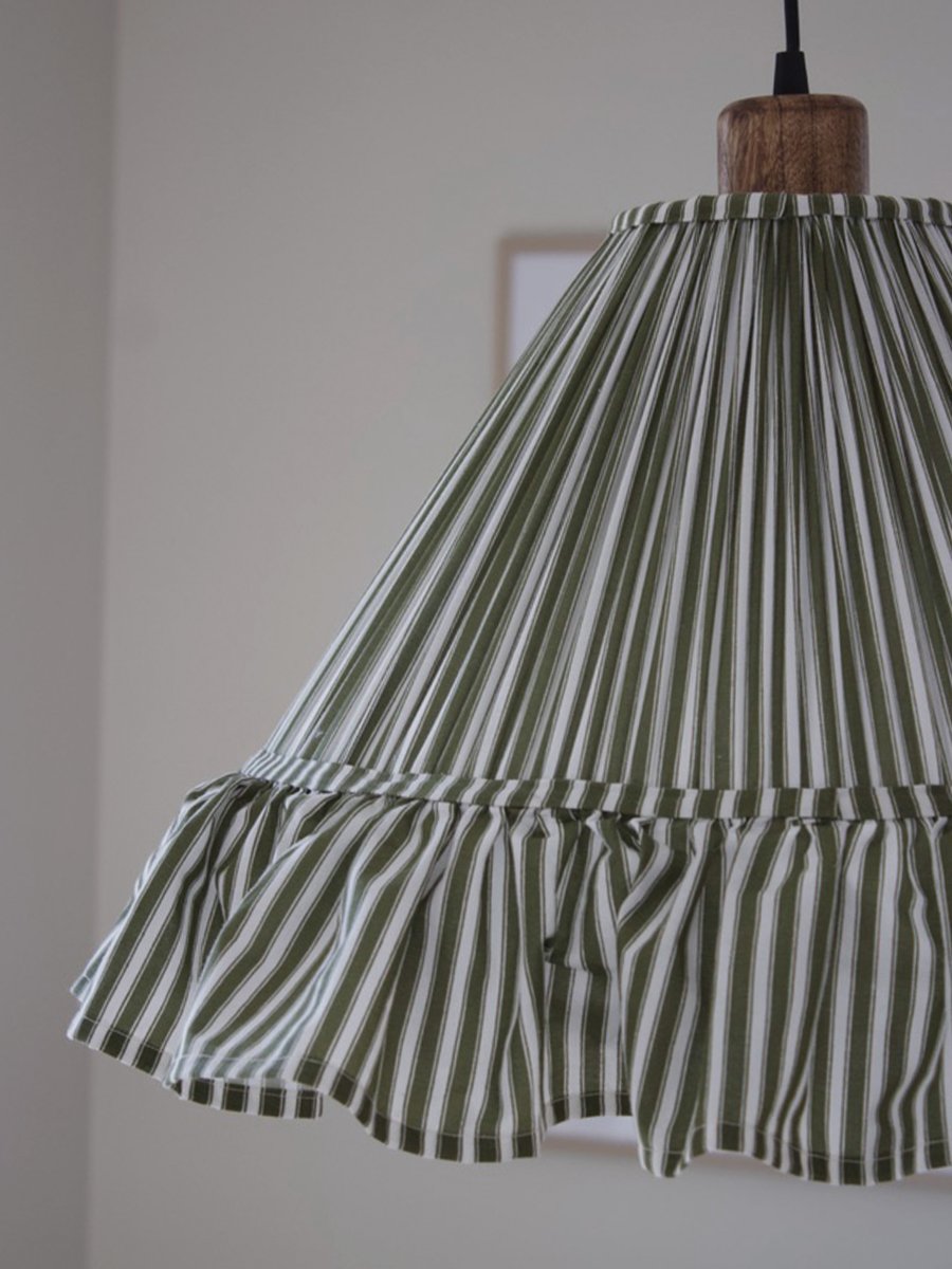 Estrid Ø40 Grønn Taklampe Fra PR Home - Lampeskjermen er trukket med stripete tekstil og har en lett konisk form som avsluttes med en sjenerøs volang nederst.