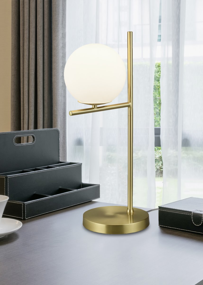 Pure 52cm Matt messing bordlampe Fra Trio Lighting - Fargekombinasjonen av matt messing med hvitt glass er tidløs og passer perfekt inn i alle boligstiler.