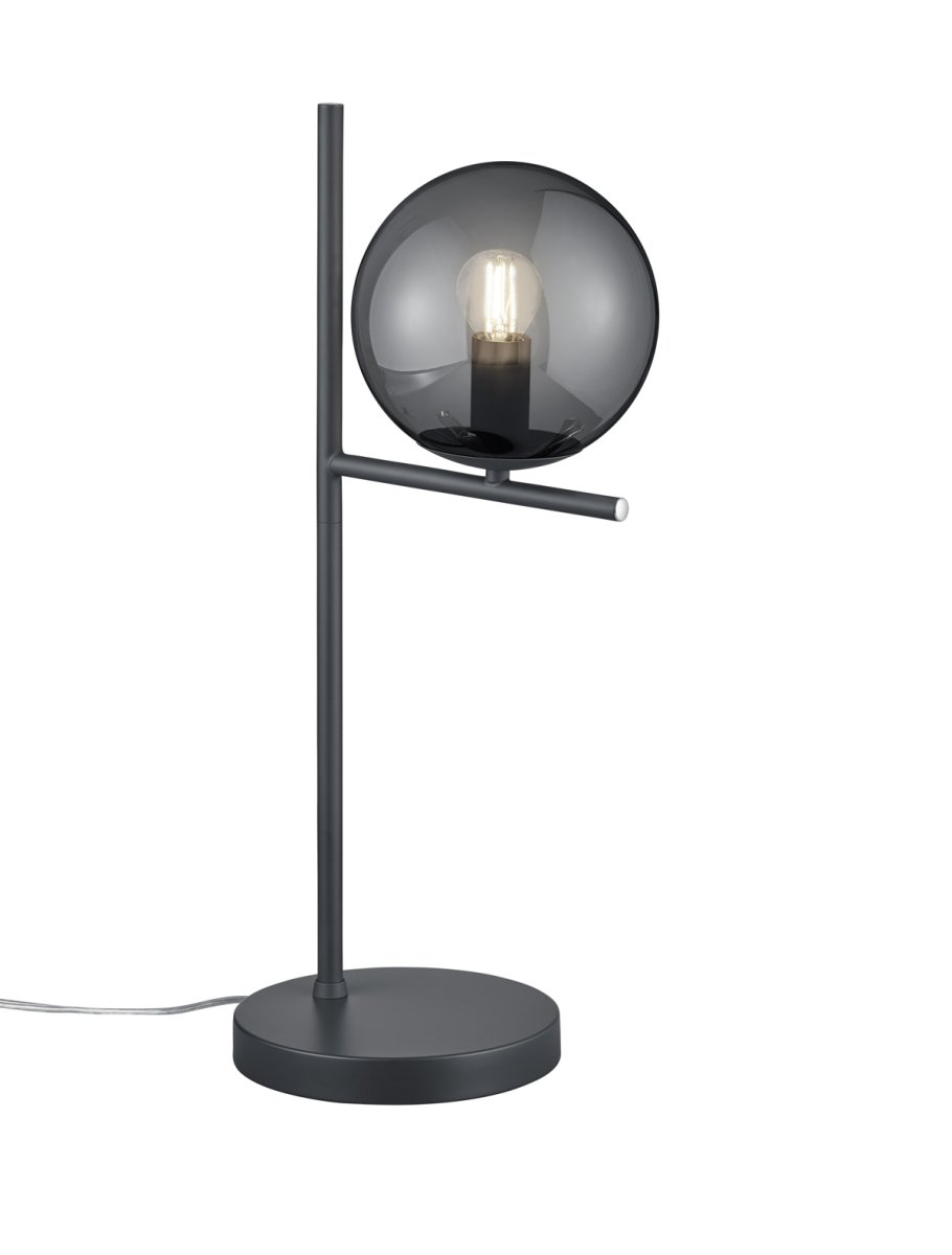 Pure 52cm Røykfarget bordlampe Fra Trio Lighting - Fargekombinasjonen av matt sort med røkt glass er tidløs og passer perfekt inn i alle boligstiler.