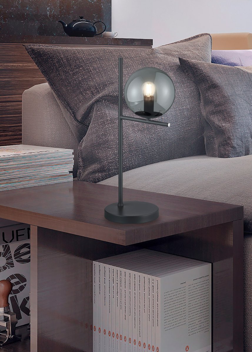 Pure 52cm Røykfarget bordlampe Fra Trio Lighting - Fargekombinasjonen av matt sort med røkt glass er tidløs og passer perfekt inn i alle boligstiler.