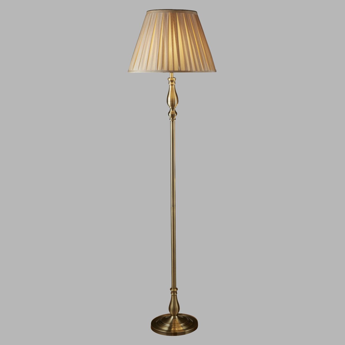 Flemish Antikk messing gulvlampe Fra Searchlight - Lampens tidl&oslash;se design gj&oslash;r den til et perfekt tillegg til stuen, soverommet eller arbeidsrommet, hvor den kombinerer stil og funksjon.