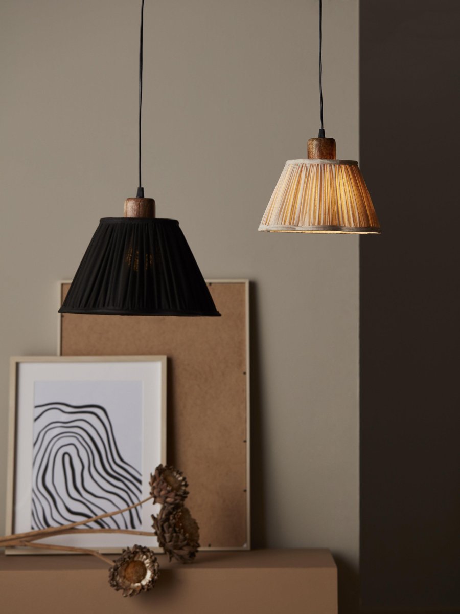 Siv Ø30 Off-white Taklampe Fra PR Home - Siv er en taklampe med rynket stoff i silkelook og foret med bomullsstoff i samme farge.