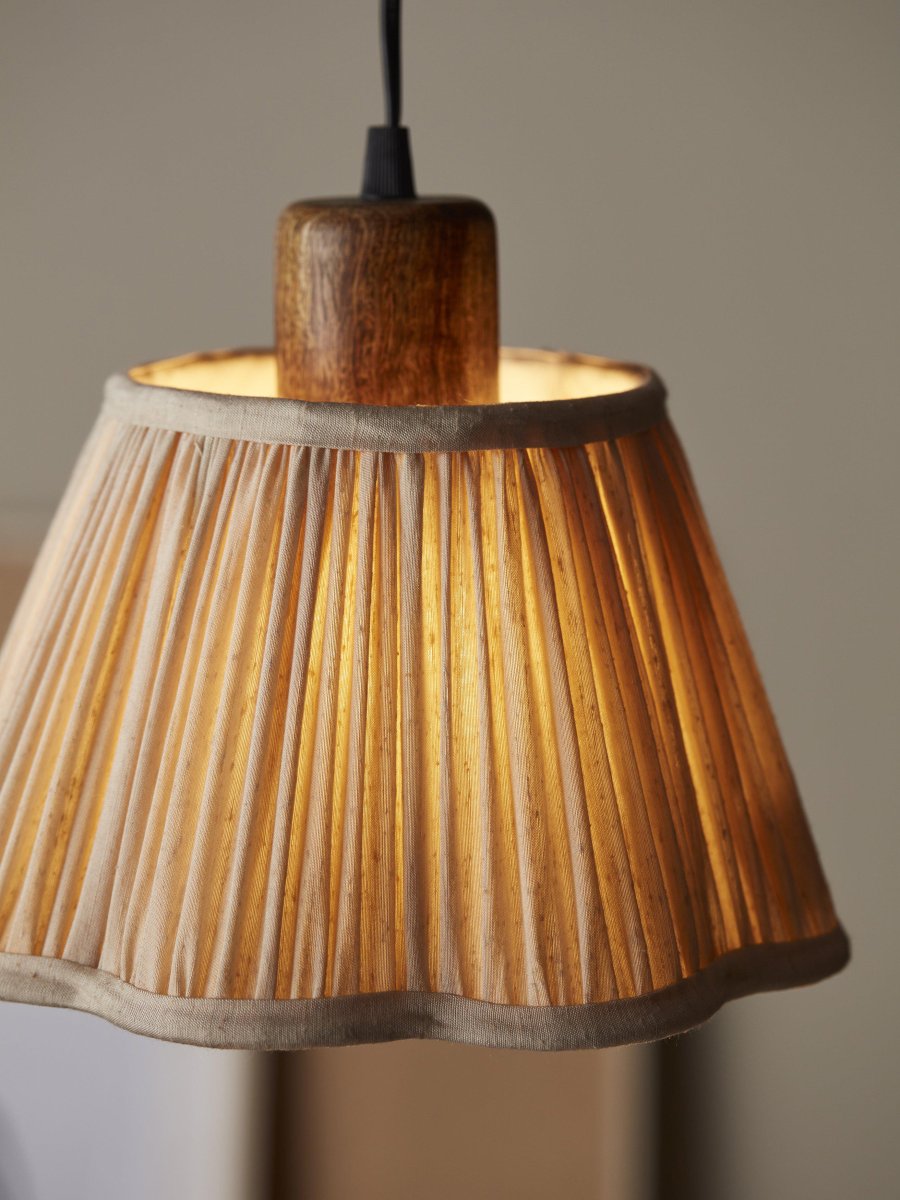 Siv Ø30 Off-white Taklampe Fra PR Home - Siv er en taklampe med rynket stoff i silkelook og foret med bomullsstoff i samme farge.