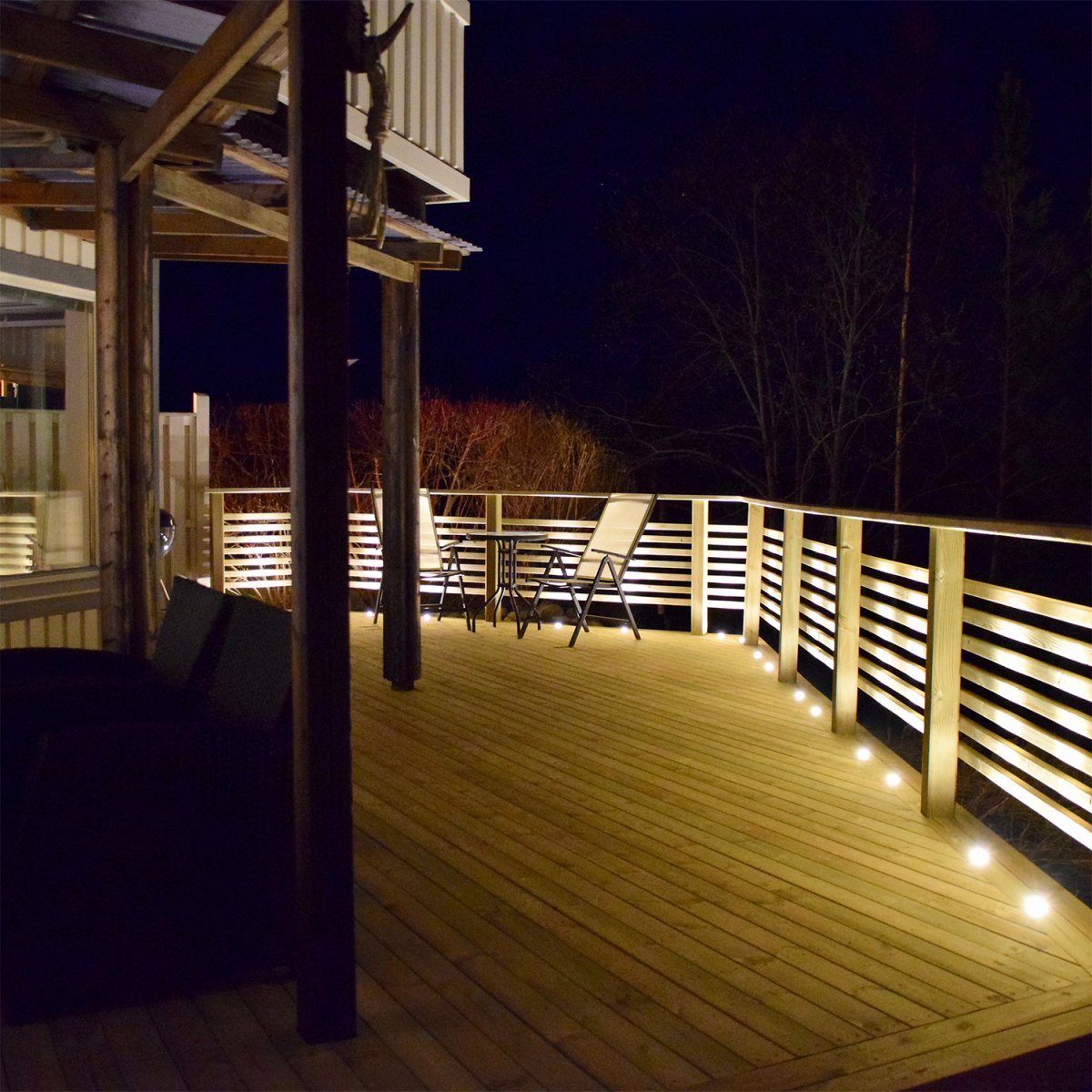 Spectrum 10 Sølv Fra Lightson - Perfekt for en brygge eller langs en korridor hvor du kan skape en myk og mild strøm av lys, mens lyset veileder deg dit du skal.