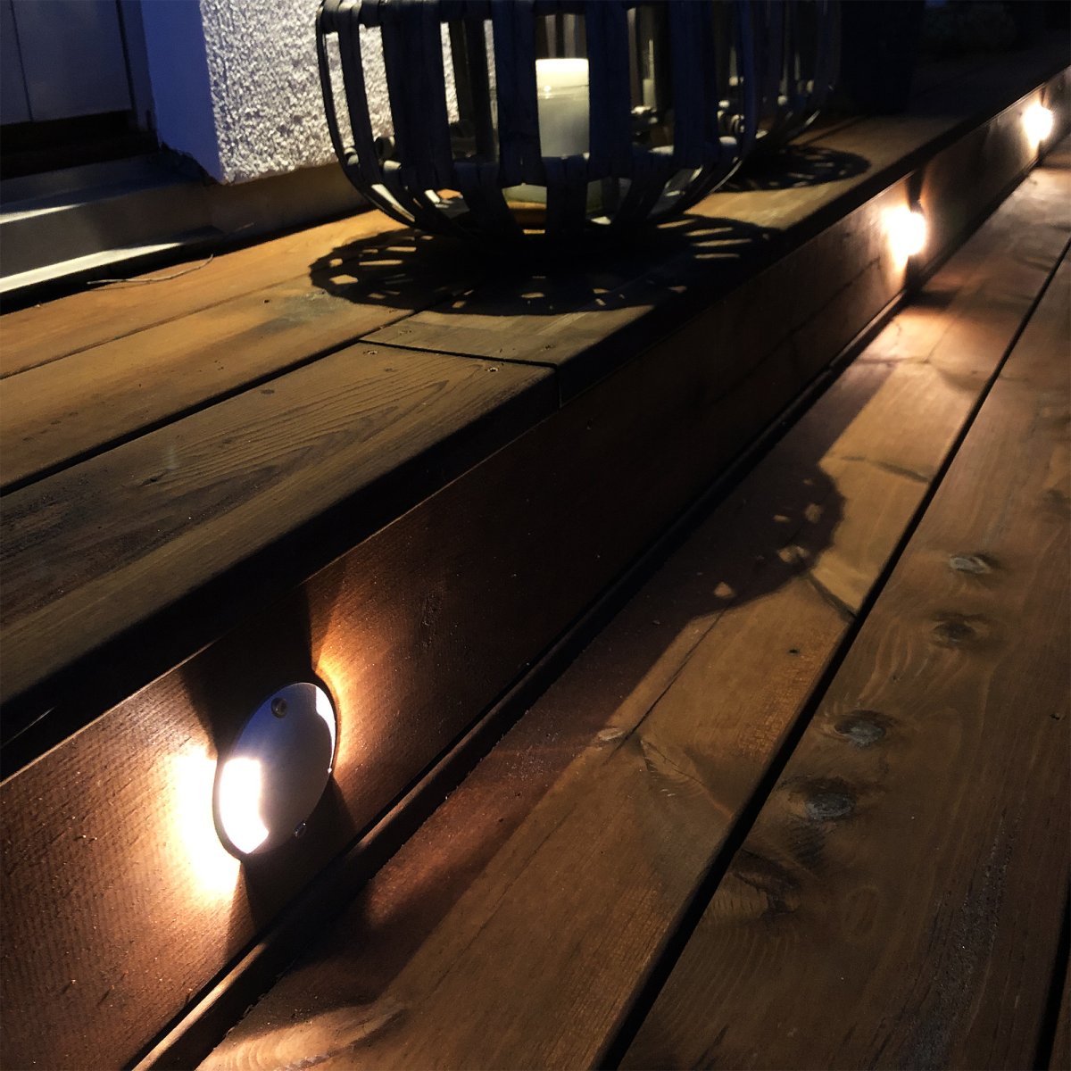 Zenit Duo Sølv Fra Lightson - &nbsp;Et fleksibelt og rimelig 12-voltssystem&nbsp;(sikker svakstrøm) for hagen din, som du enkelt installerer selv og senere kan bygge på, opptil 50 meter, hvis du vil.