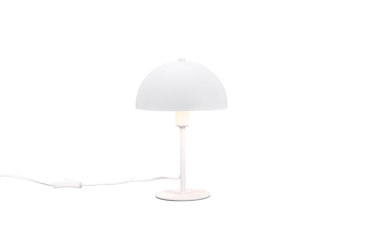 Nola 30cm Hvit bordlampe Fra Trio Lighting - Den moderne, soppformede formen smelter inn i interiøret ditt og skaper harmoni på en byr&aring; eller nattbord.