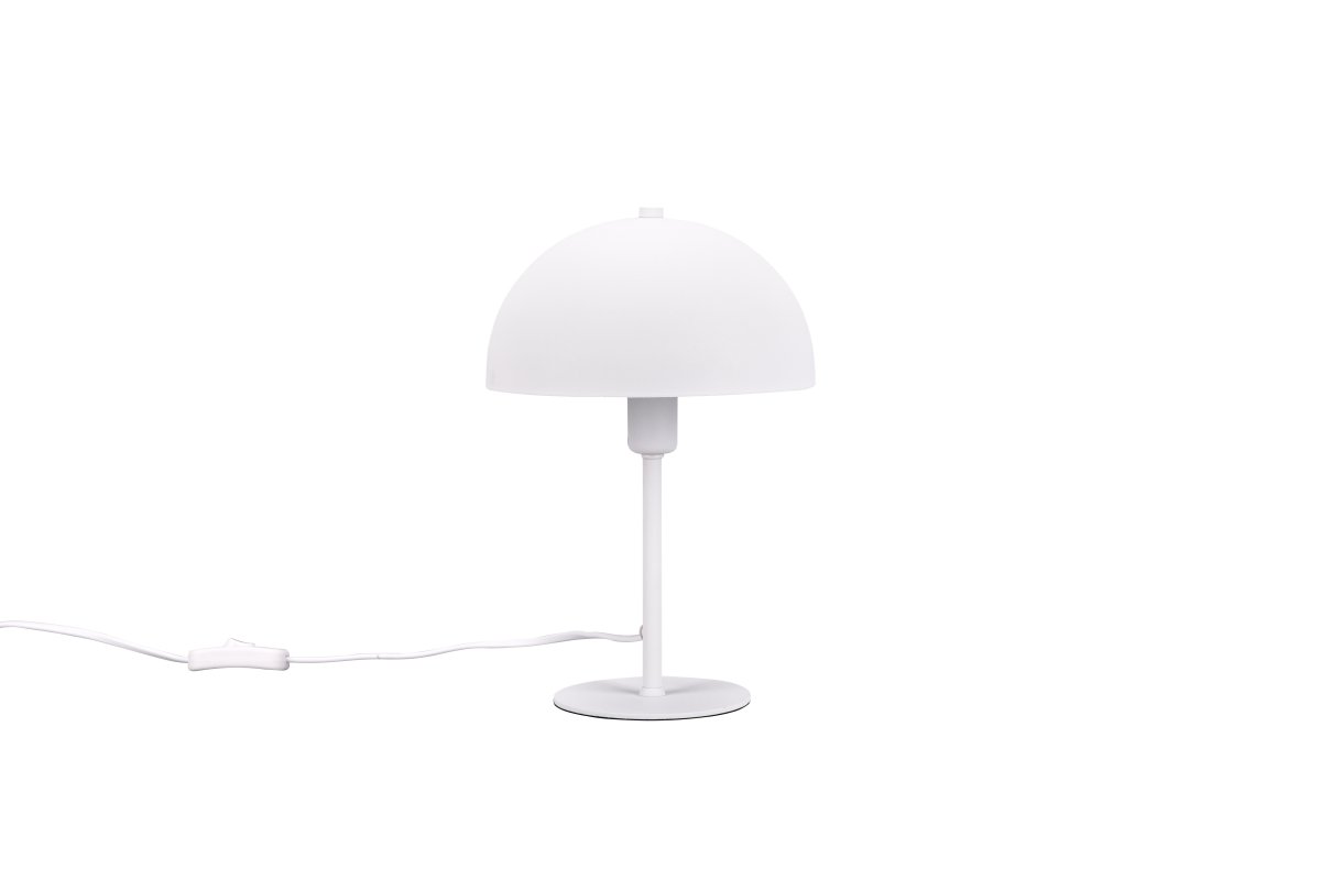 Nola 30cm Hvit bordlampe Fra Trio Lighting - Den moderne, soppformede formen smelter inn i interiøret ditt og skaper harmoni på en byr&aring; eller nattbord.