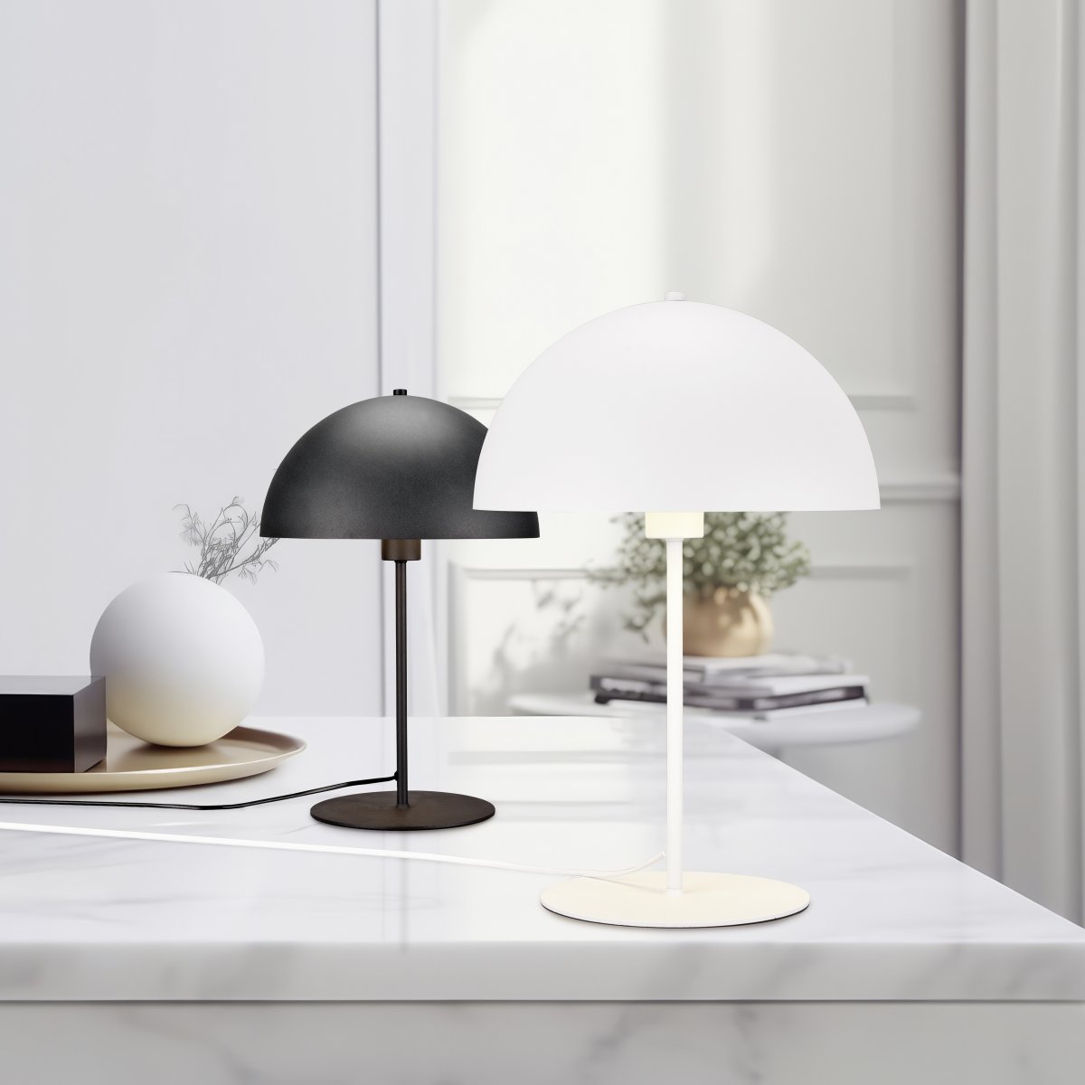 Nola 30cm Hvit bordlampe Fra Trio Lighting - Den moderne, soppformede formen smelter inn i interiøret ditt og skaper harmoni på en byr&aring; eller nattbord.
