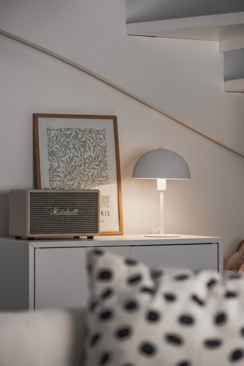 Nola 30cm Hvit bordlampe Fra Trio Lighting - Den moderne, soppformede formen smelter inn i interiøret ditt og skaper harmoni på en byr&aring; eller nattbord.