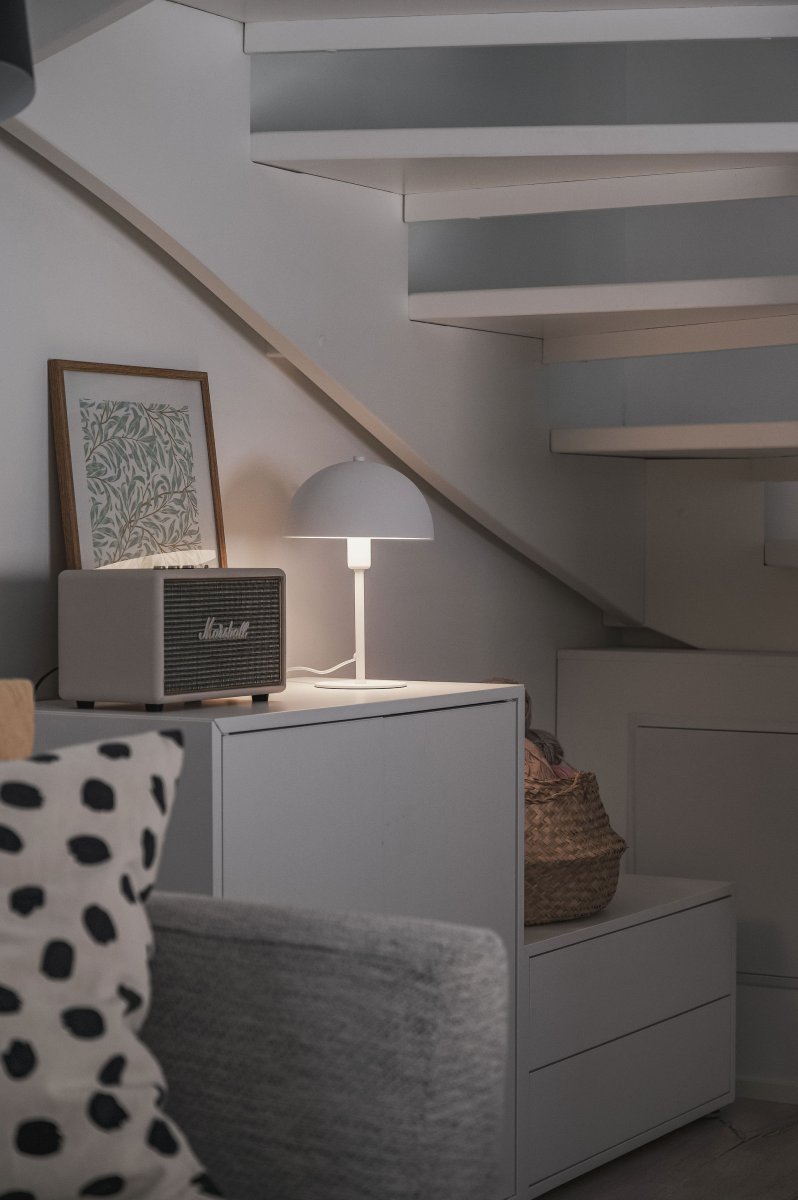 Nola 30cm Hvit bordlampe Fra Trio Lighting - Den moderne, soppformede formen smelter inn i interiøret ditt og skaper harmoni på en byr&aring; eller nattbord.