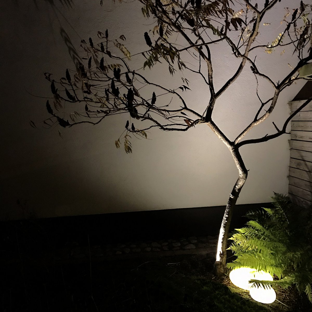 Stone XL Grå Fra Lightson - P&aring; om dagen ligner Stone på en ekte stein med sin gr&aring; overflate, og p&aring; om kvelden har den en varm hvit glød som sprer seg vakkert i omgivelsene.