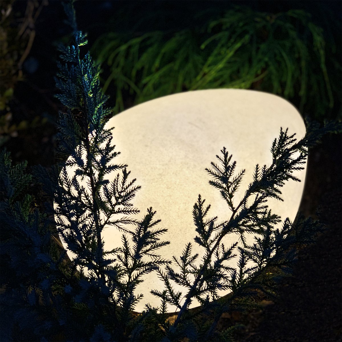 Stone XL Grå Fra Lightson - P&aring; om dagen ligner Stone på en ekte stein med sin gr&aring; overflate, og p&aring; om kvelden har den en varm hvit glød som sprer seg vakkert i omgivelsene.