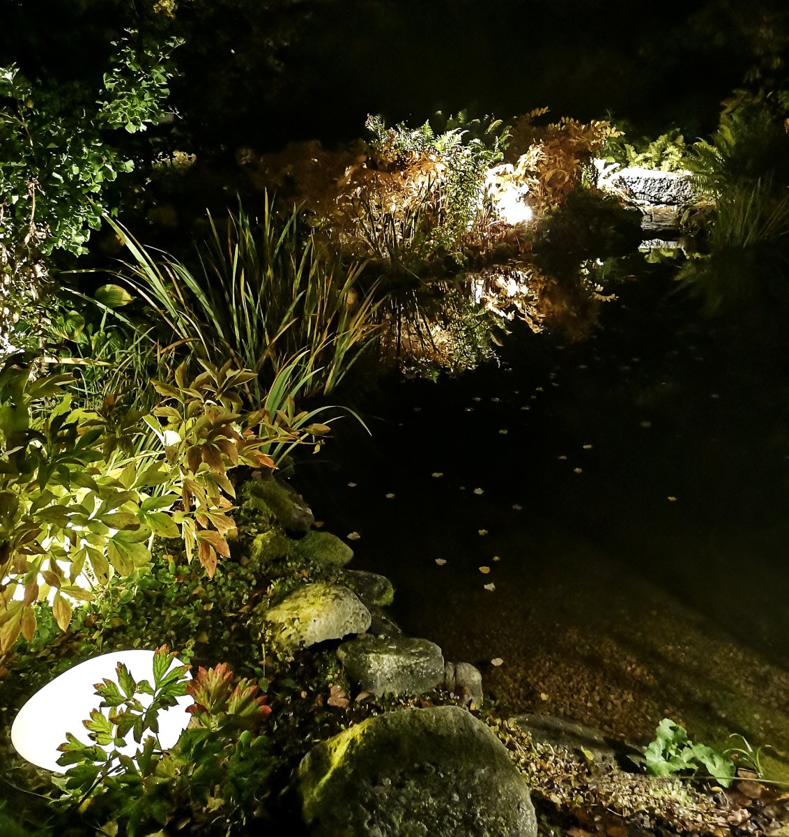 Stone XL Grå Fra Lightson - P&aring; om dagen ligner Stone på en ekte stein med sin gr&aring; overflate, og p&aring; om kvelden har den en varm hvit glød som sprer seg vakkert i omgivelsene.