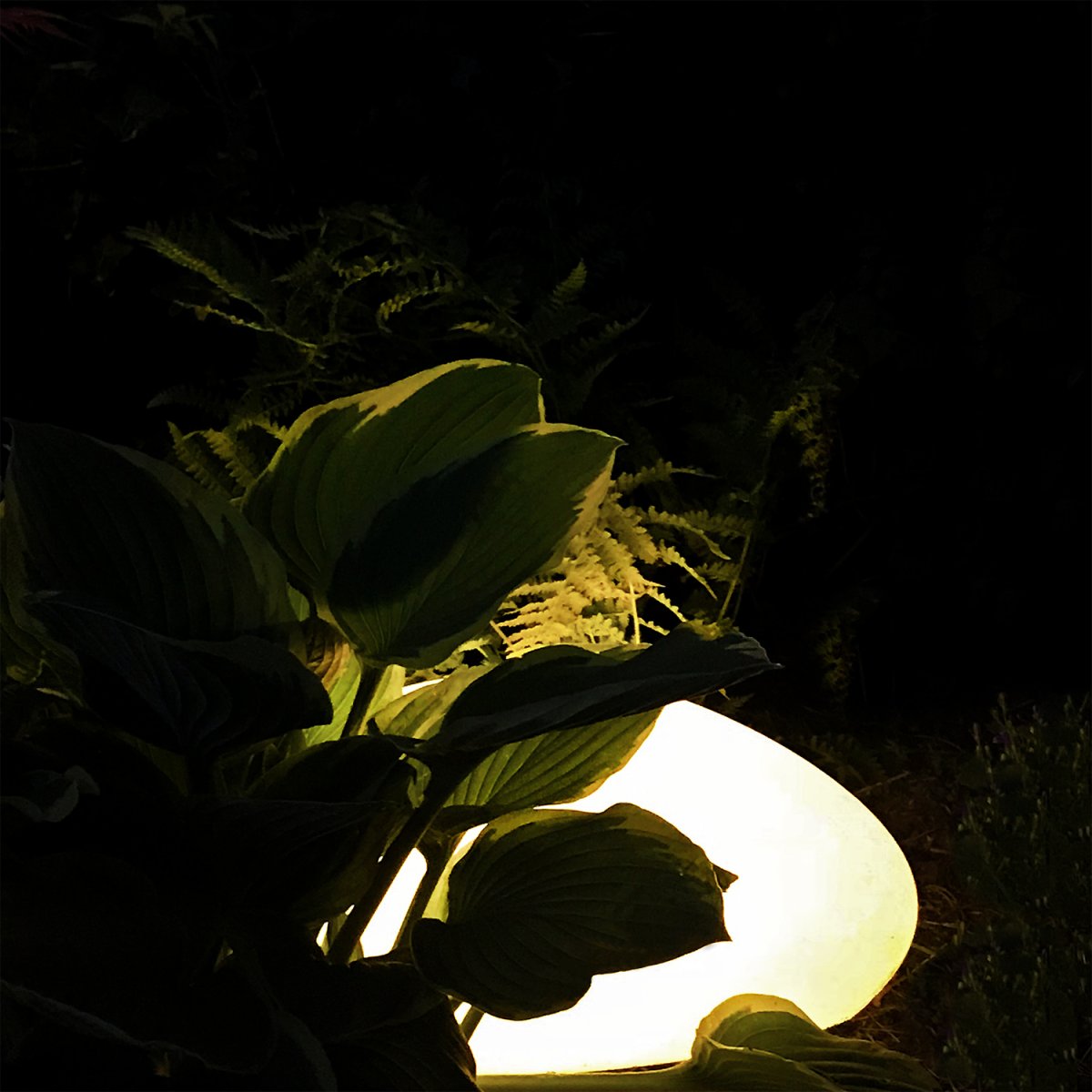 Stone XL Grå Fra Lightson - P&aring; om dagen ligner Stone på en ekte stein med sin gr&aring; overflate, og p&aring; om kvelden har den en varm hvit glød som sprer seg vakkert i omgivelsene.