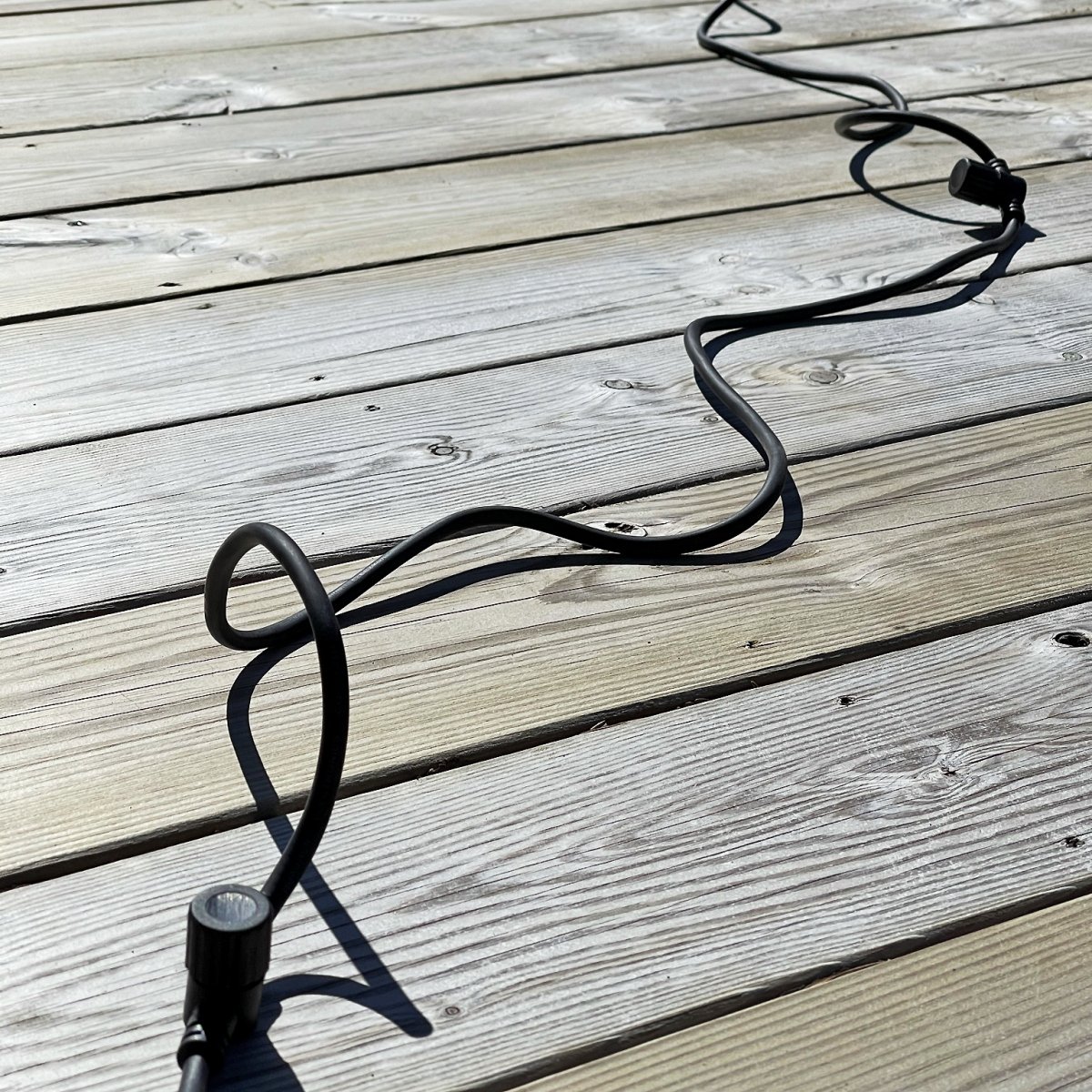 Fordelingskabel 5m Svart Fra Lightson - Med denne 5 meter lange kabelen som har grentilkoblinger på hver meter, kan du enkelt koble til lysene dine, flere kabler eller grentilkoblinger.