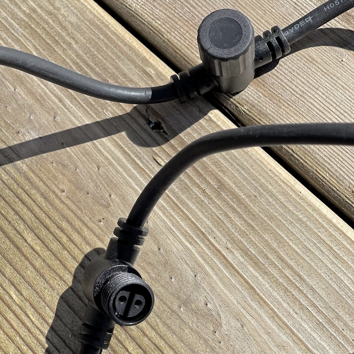 Fordelingskabel 5m Svart Fra Lightson - Med denne 5 meter lange kabelen som har grentilkoblinger på hver meter, kan du enkelt koble til lysene dine, flere kabler eller grentilkoblinger.