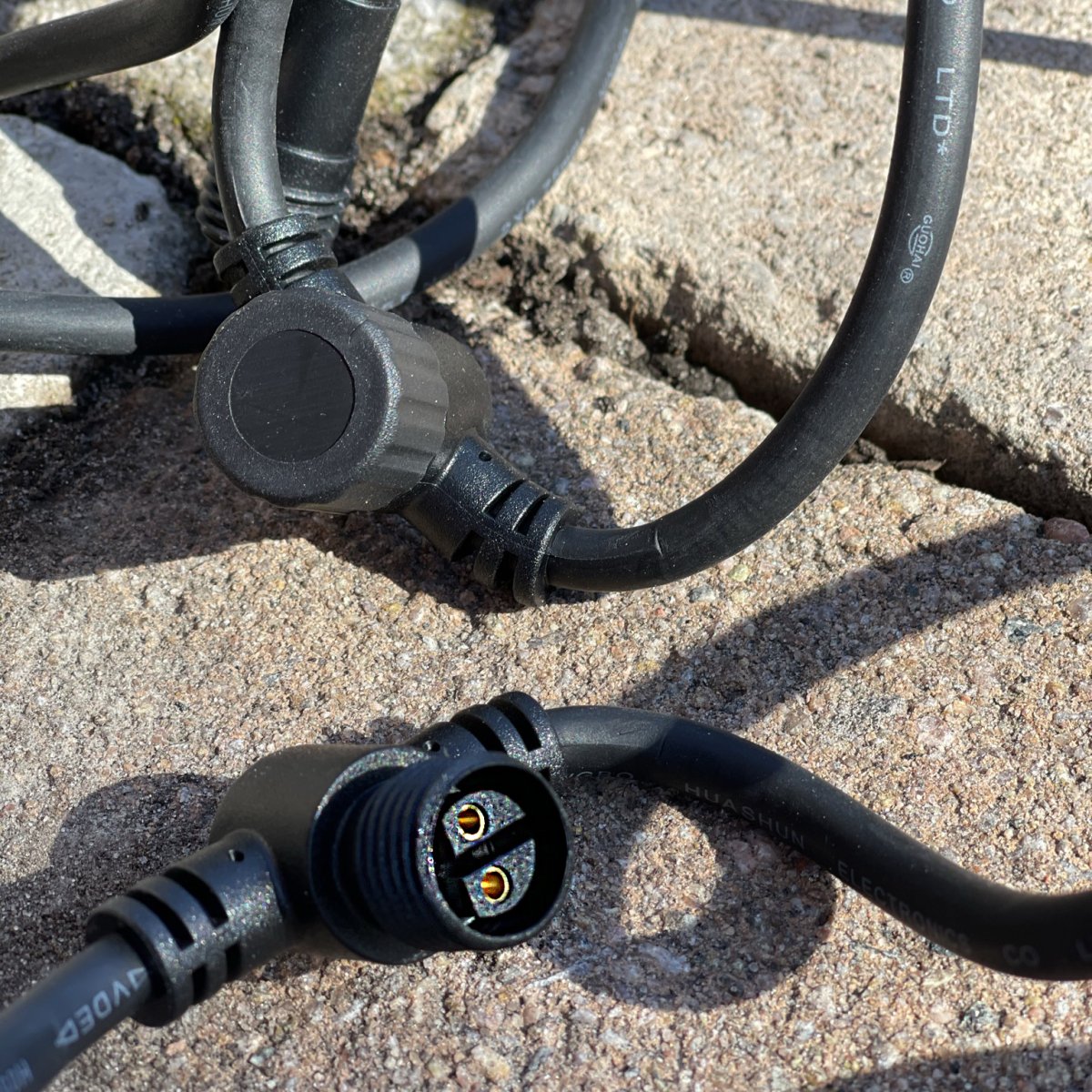 Fordelingskabel 5m Svart Fra Lightson - Med denne 5 meter lange kabelen som har grentilkoblinger på hver meter, kan du enkelt koble til lysene dine, flere kabler eller grentilkoblinger.