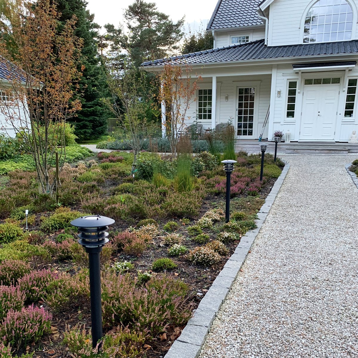 Saturnus Svart Fra Lightson - Den passer ogs&aring;&aring; som et fint supplement i vegetasjonen n&aring;r du ikke &oslash;nsker &aring; bruke jordspader, men &oslash;nsker &aring; f&aring; lyst opp og skape et generelt opplyst omr&aring;de.